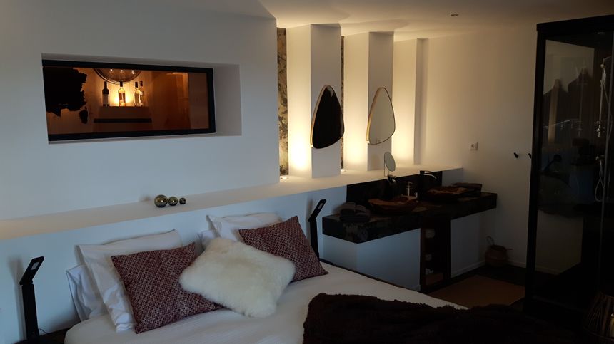 La suite de prestige de "La Villa Darly " tout équipée avec cave de produits de la région