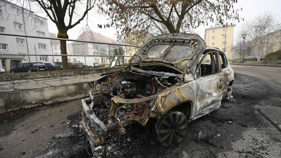 Une voiture brûlée pendant la nuit de la Saint-Sylvestre dans le quartier du Neuhof, au sud-est de Strasbourg. 01/01/2020 ©AFP - Frédérick FLORIN
