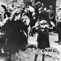1943 Varsovie, Pologne. Photo prise par un commandant du S.S. Un rapport à ses supérieurs a été présenté lors des procès de Nuremberg comme preuve du terrorisme nazi dans la capitale polonaise.