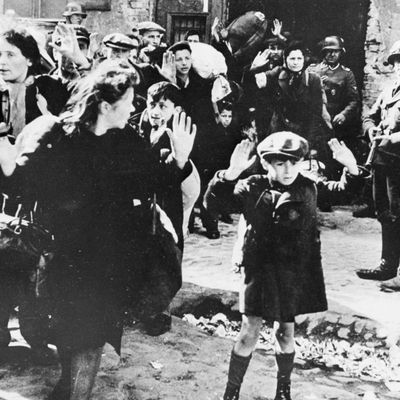 1943 Varsovie, Pologne. Photo prise par un commandant du S.S. Un rapport à ses supérieurs a été présenté lors des procès de Nuremberg comme preuve du terrorisme nazi dans la capitale polonaise.