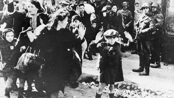 1943 Varsovie, Pologne. Photo prise par un commandant du S.S. Un rapport à ses supérieurs a été présenté lors des procès de Nuremberg comme preuve du terrorisme nazi dans la capitale polonaise. ©Getty - Bettmann