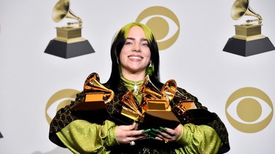 Billie Eilish photographiée avec ses récompenses décernées lors de la 62ème édition Grammy Awards le 26 janvier à Los Angeles ©AFP - Alberto E. Rodriguez