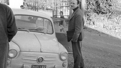 Arturo Benedetti Michelangeli près de sa Fiat 500 ©Getty - Sergio del Grande/Mondadori