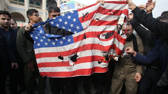 Des Iraniens brûlent un drapeau américain à Téhéran le 3 janvier, au lendemain de la mort du Général de l'armée révolutionnaire iranienne Qassem Soleimani, sous les coups d'une frappe américaine. ©AFP - ATTA KENARE