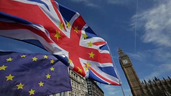photo prise le 25 mars 2017 Des manifestants portant les drapeaux de l'UE et de l'Union se rassemblent devant le Parlement sur la place du Parlement à la suite d'une marche anti-Brexit et pro-Union européenne (UE) à Londres ©AFP - DANIEL LEAL-OLIVAS