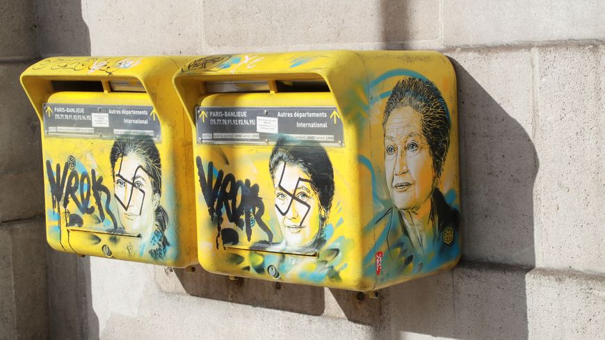 Graffitis antisémites sur des boîtes aux lettres affichant un portrait de la défunte politicienne et survivante de l'Holocauste Simone Veil. Photo prise le 11 février 2019 dans le 13e arrondissement de Paris.