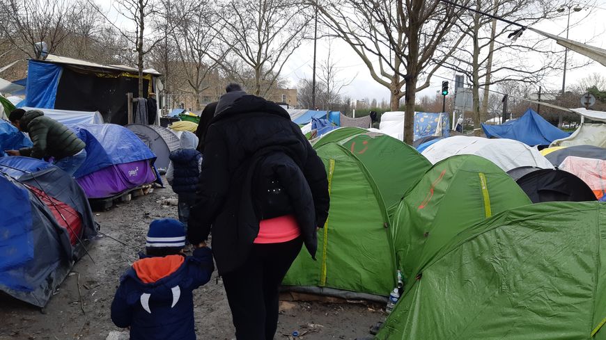 Le camp de migrants de la porte d'Aubervilliers, à Paris, où vivent une dizaine de familles