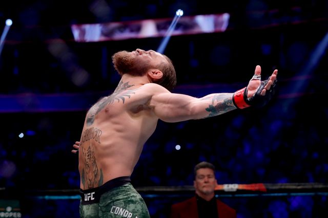McGregor est devenu en 2016 le premier combattant de l'histoire de l'UFC à décrocher deux titres dans deux divisions différentes en même temps, poids plumes et poids légers.