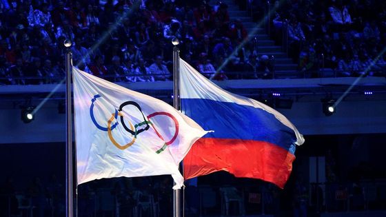 e drapeau olympique et le drapeau russe lors de la cérémonie d'ouverture des Jeux olympiques d'hiver de Sotchi le 23 février 2014 afp.com ©AFP - Andrej ISAKOVIC