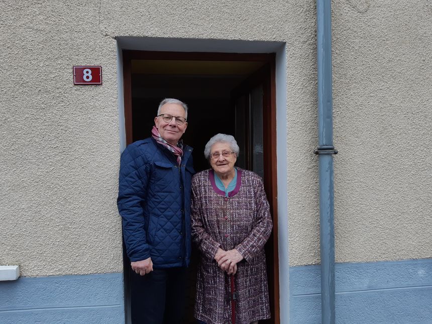 Chaque vendredi, le maire apporte son pain à Jacqueline, presque centenaire. Il n'y a plus aucun commerce au village.