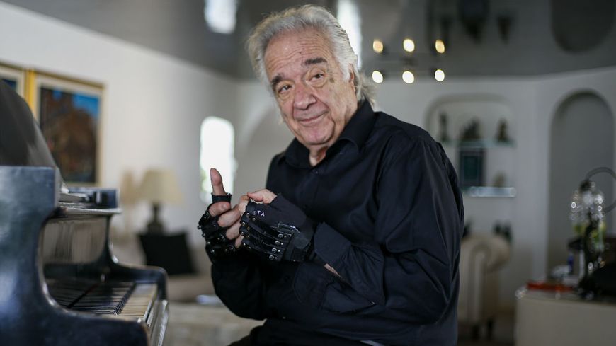 Joao Carlos Martins et ses nouveaux gants qui lui permettront bientôt de remonter sur scène