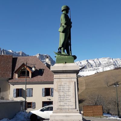 A Gresse-en-Vercors, le monument au mort où est inscrit le nom du suspect, Léopold Girard