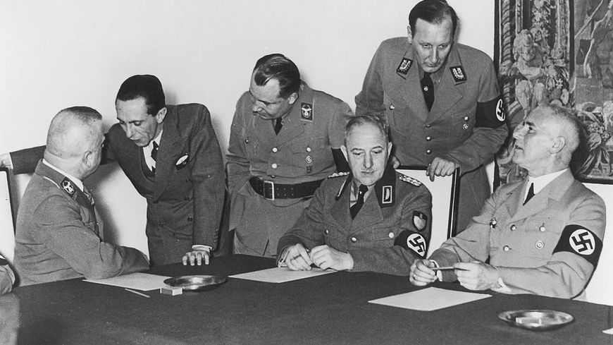 Congrès du Troisième Reich à Berlin, rassemblant des cadres nazis : Max Amann, Joseph Goebbels, Martin Bormann, le chef du Service du travail du Reich Konstantin Hierl, Emil Stuertz, et le ministre de l'Intérieur Wilhelm Frick
