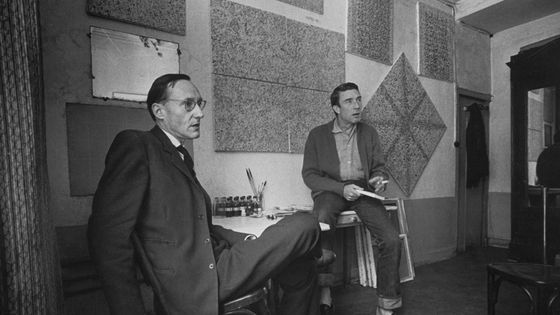 Le peintre Brion Gysin avec l'écrivain William S. Burrough en 1959 dans une chambre d'hôtel. ©Getty - Photo by Loomis Dean/The LIFE Picture Collection via Getty Images