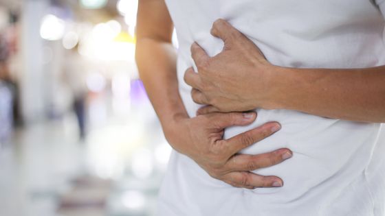 Lors des poussées inflammatoires, les MICI se caractérisent le plus souvent par des douleurs abdominales, des diarrhées fréquentes, parfois sanglantes, ou encore une atteinte de la région anale (fissure, abcès). ©Getty - krisanapong detraphiphat