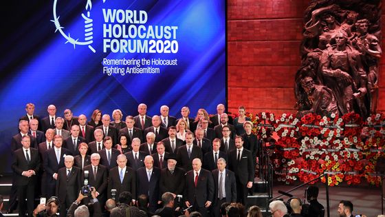 Le Premier ministre israélien Benjamin Netanyahu et le président Reuven Rivlin posent avec les dirigeants mondiaux lors du cinquième Forum mondial de l'Holocauste au musée commémoratif de l'Holocauste Yad Vashem à Jérusalem. 23/01/2020 ©AFP - Abir SULTAN
