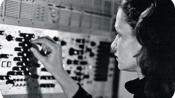 Éliane Radigue dans son studio, avec son ARP 2500 (1970) - photo Yves Arman
