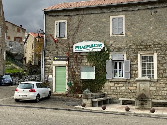 La pharmacie a fermé en fin d’année dernière, ce qui a causé un grand trouble dans le village 