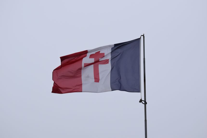 Drapeau de la France libre (tombe de Philippe Kieffer à Grandcamp-Maisy (Calvados)