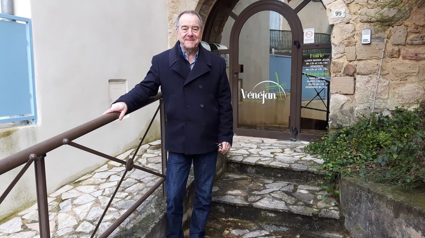 Devant la mairie de Vénéjan Mr Le Maire Bruno Tufféry