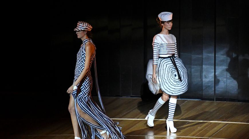 La marinière, pièce de toutes les collections de Jean Paul Gaultier, ici lors d'u défilé à Buenos Aires (Argentine) le 22 mars 2018