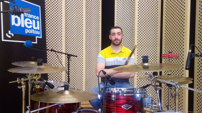 Romain, à la batterie, sur La Nouvelle Scène Bleu Poitou