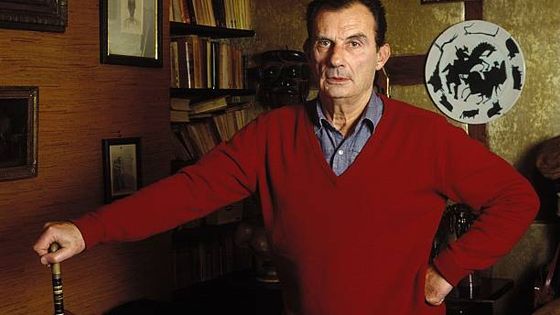 L'écrivain français Jean Cau chez lui à Paris en avril 1982, France. ©Getty - (Photo by Micheline PELLETIER/Gamma-Rapho via Getty Images)
