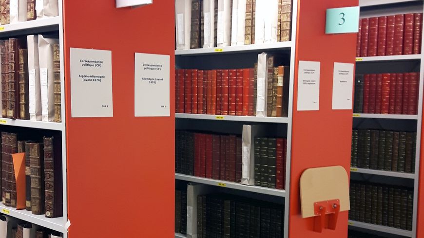 Au fil des étagères et des boîtes d’archives se découvrent des moments d’Histoire.
