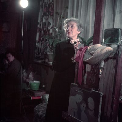 Marie Laurencin, peintre, travaillant dans son atelier, en 1949.