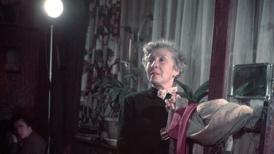 Marie Laurencin, peintre, travaillant dans son atelier, en 1949. ©Getty - Gjon Mili/The LIFE Picture Collection via Getty Images