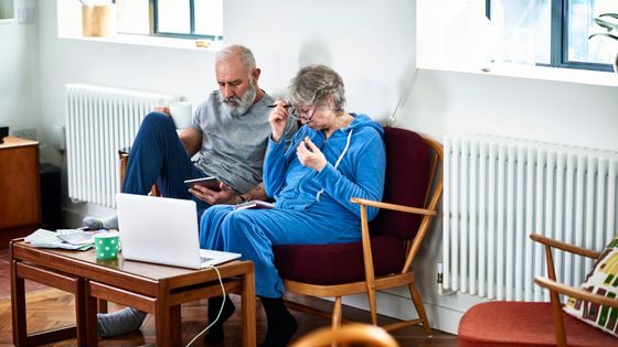 L'assurance retraite se vit de plus en plus en ligne, comme l'illustre cette photo d'un couple de retraités. ©Getty - Gary Burchell