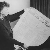 Eleanor Roosevelt (1884-1962), tenant la déclaration de l'homme et du citoyen (USA, 1948)
