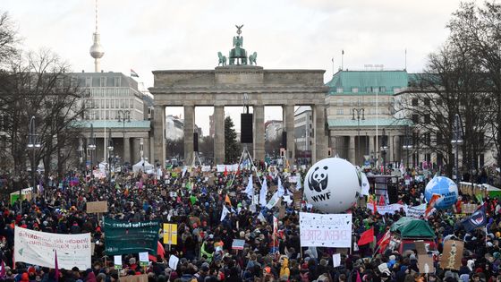 Une manifestation en faveur de l'environnement, à l'occasion de la Journée mondiale pour le climat le 29 novembre dernier. ©AFP - JOHN MACDOUGALL / AFP