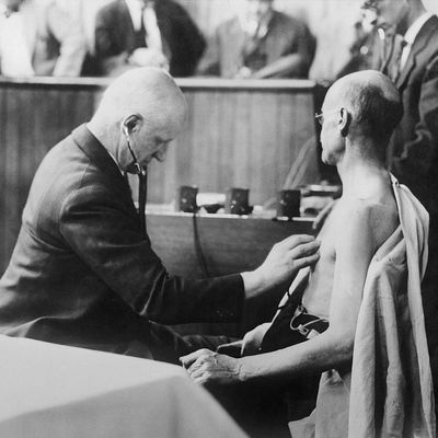 Richard Cabot enregistrant pour la première fois les battements de coeur d'un patient à l'aide d'un phonographe.