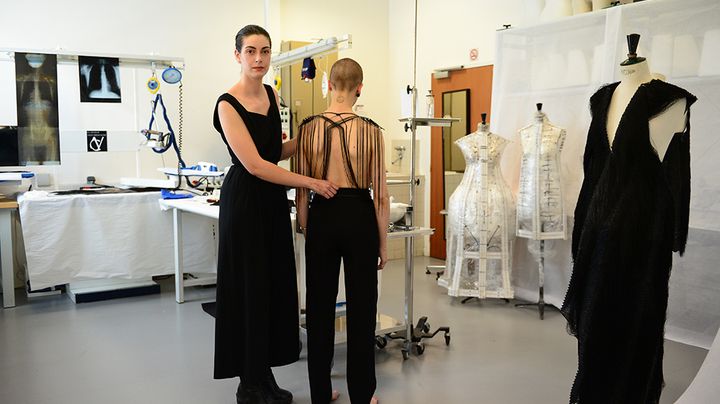 Jeanne Vicerial dans son studio