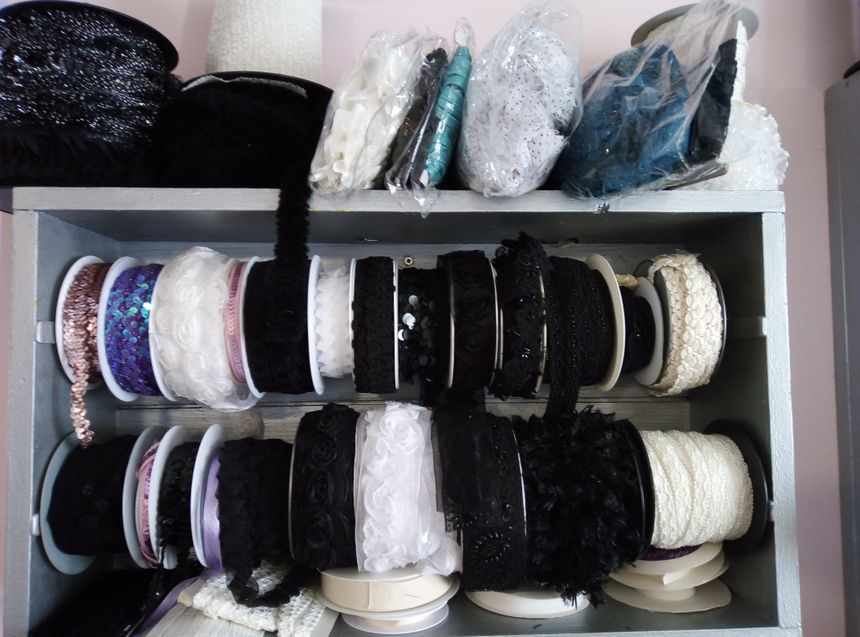 Pailletes, cristaux, dentelles au choix chez la créatrice couturière Sandrine Cibrario.