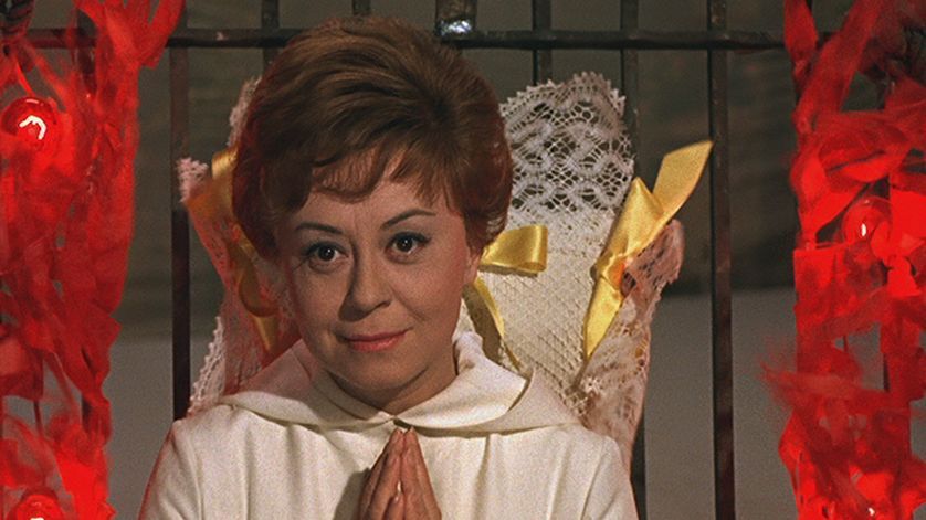 Giulietta Masina dans le rôle de Juliette, rejouant le rôle d'une sainte martyre placée sur un gril et dévorée par des flammes artificielles, dans l'une de ses visions dans le film "Juliette des esprits"