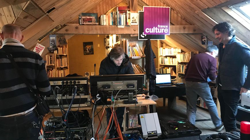 Dans la bibliothèque du Talus, à La Rolandière (Notre Dame Des Landes)