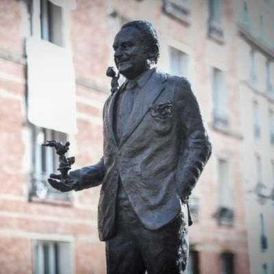 La statue réalisée par Sebastien Langloys en l'hommage du dessinateur Rene Goscinny
