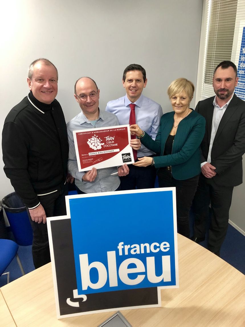 Remise du Certificat d'Ambassadeur de la marque Tarn, Cœur d'Occitanie à France Bleu Occitanie, de gauche à droite: Pierre Galibert, Géraud Delbès, Christophe Ramond, Catherine Rabou et Philippe Sour