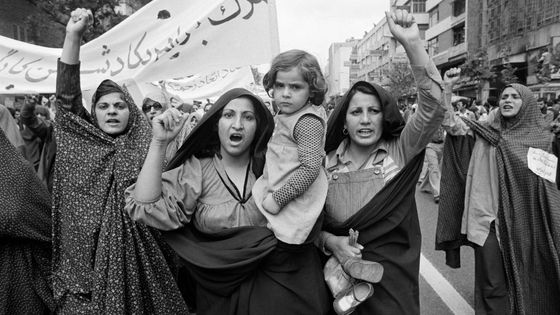 Révolution iranienne Des femmes dans les rues lors de la manifestation du 1er mai 1979 ©Getty - Photo de Christine Spengler / Sygma