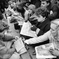 Etudiants lisant la presse en 1986