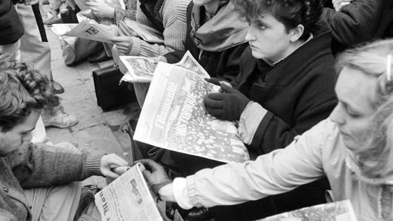 Etudiants lisant la presse en 1986 ©AFP - MICHEL GANGNE