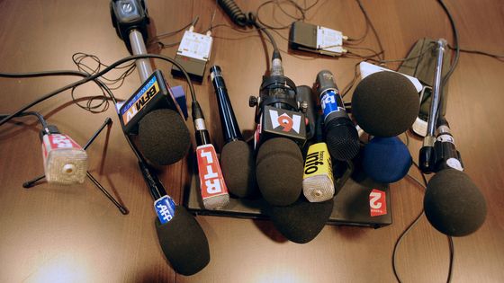 Micros posés sur une table avant un point presse ©AFP - ERIC CABANIS