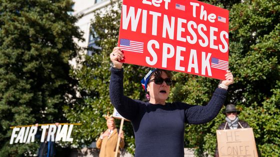 "Laissez parler les témoins ! " : manifestation démocrate devant le Sénat à Washington ©Maxppp - JIM LO SCALZO