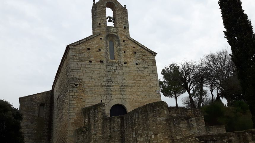 la façade de la chapelle romane