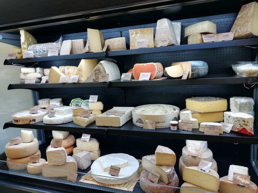 Les fromages de Xirikota, un choix large de produits locaux, de France et d'ailleurs