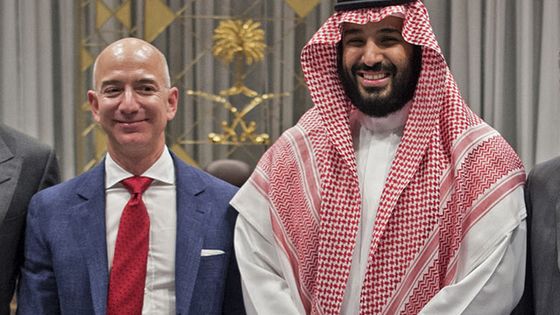 Jeff Bezos et Mohamed Ben Salmane en 2016 à Riyad ©AFP - BANDAR AL-JALOUD/AFP/SAUDI ROYAL PALACE