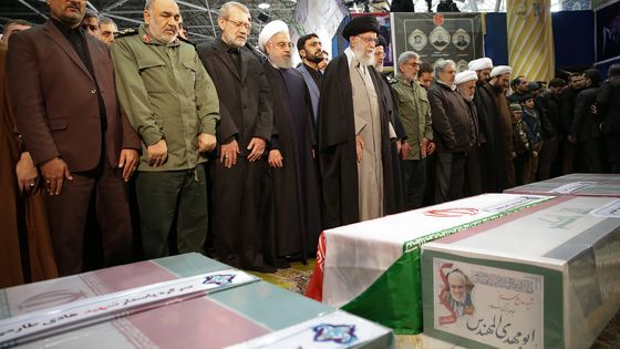 Le guide suprême iranien a présidé ce lundi une courte prière à l'Université de Téhéran devant le cercueil du général Qassem Soleimani tué vendredi par une frappe américaine en Irak ©AFP - KHAMENEI.IR