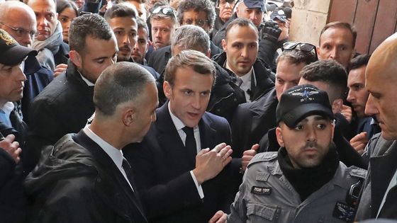 Emmanuel Macron devant l'entrée de l'église Sainte-Anne de Jérusalem le 22 janvier 2020 ©AFP - LUDOVIC MARIN